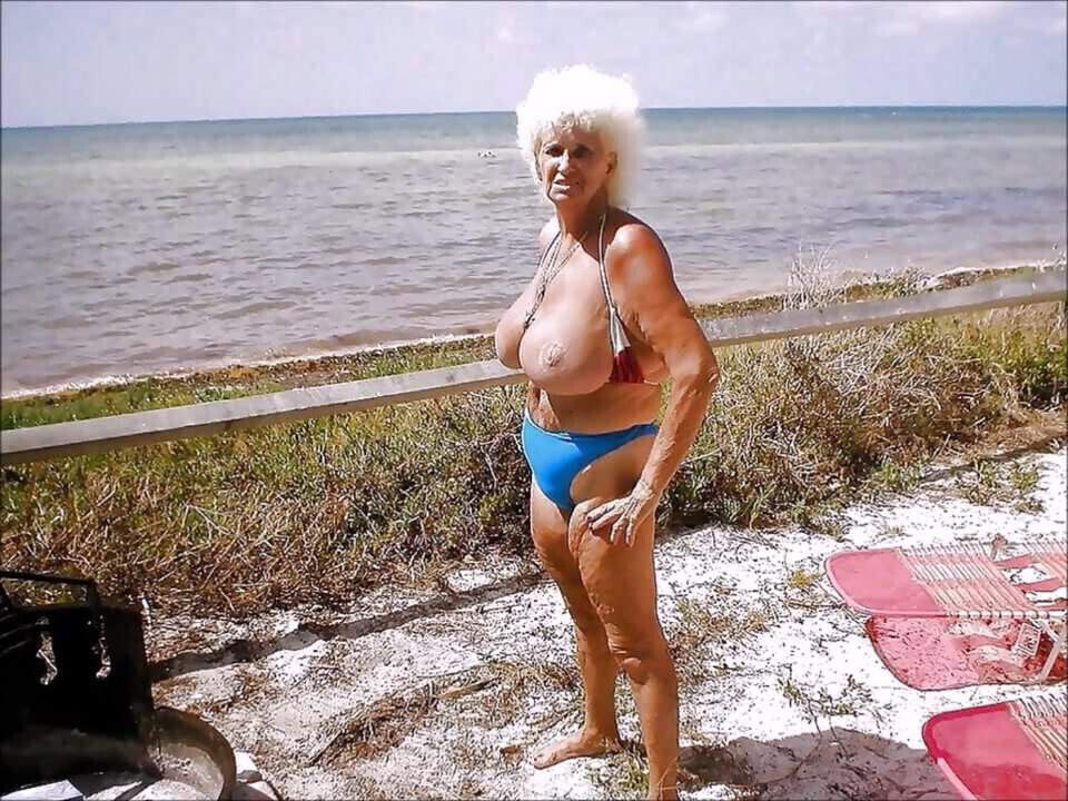 CHARMING WOMEN IN THE SUMMER 5