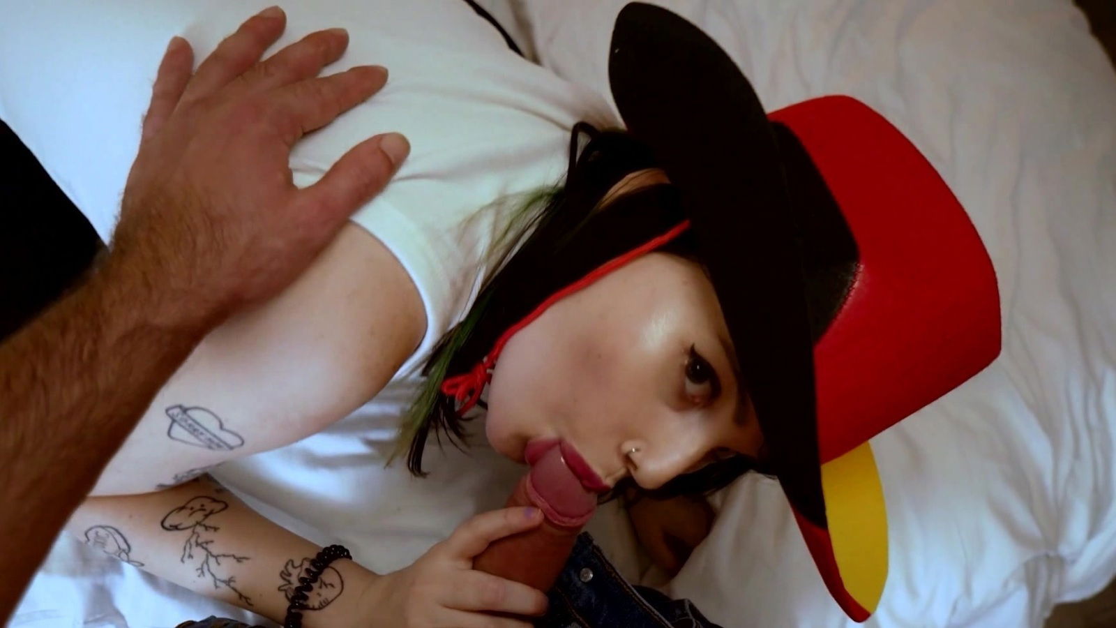 Inked brunette Mona Peaches gets boned