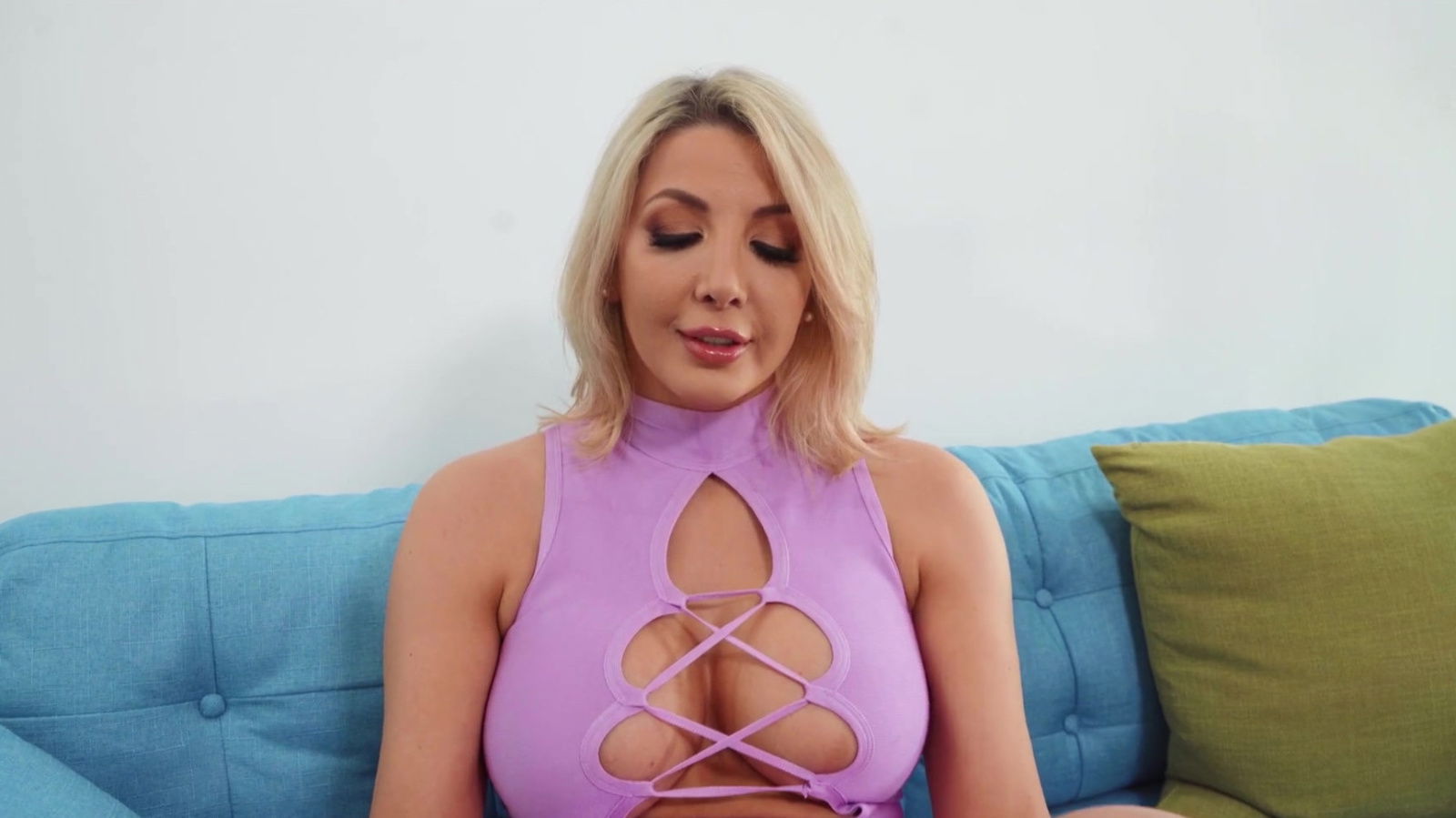 Sophia Deluxe receives load face