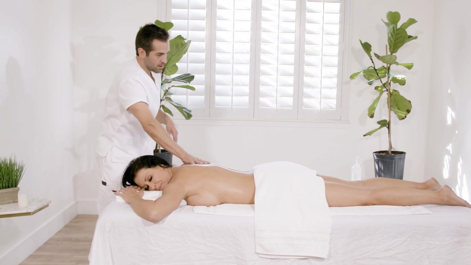 Reagan Foxx need good deep pussy massage