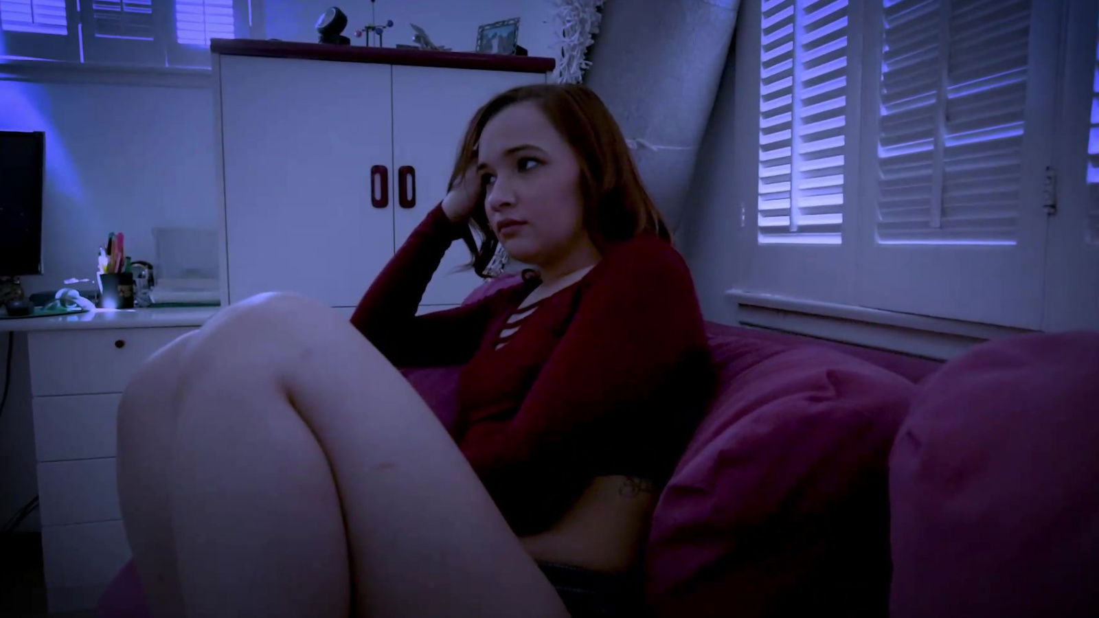 Gorgeous April Reid stays stepbrother's room