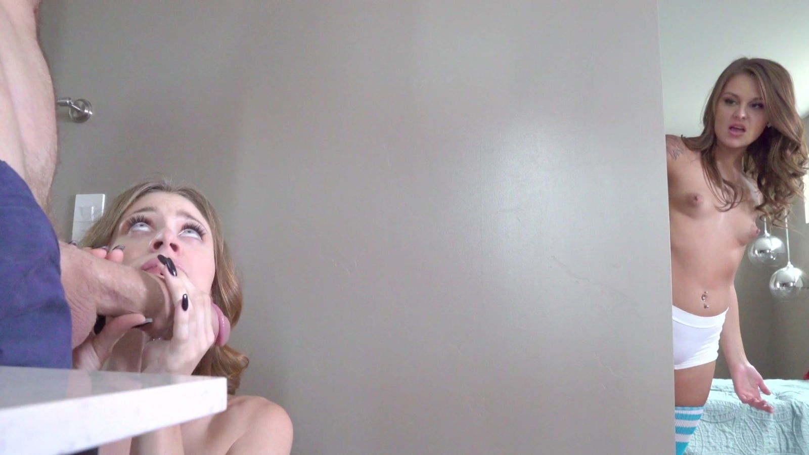 Stepsisters Kennedy Jax&Anya Olsen share dick bathroom