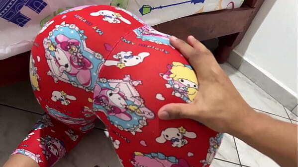 Hijastra Enga&ntilde_ada Padrastro Pervertido para Busque Debajo Cama Mientras Sostiene Gran Culo