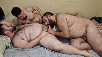 Tres peludos chupan polla entre ellos corren pechos peludos (Short Video)
