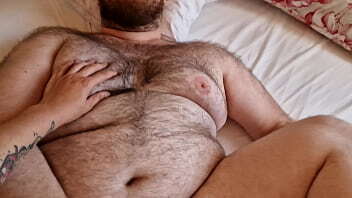 Tres peludos chupan pollas follan pelo (Short Video)