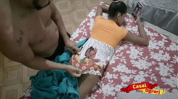 massagem minha enteada, brinquei cozinho dela gozei bunda.