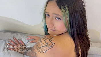 Novinha fodeu com o entrevistador, n&atilde_o aguentou ficar so na conversa, queria era leite na cara. DIANA MOON