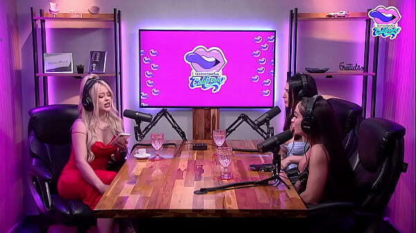 loirinha mostrou tudo para duas gostosas