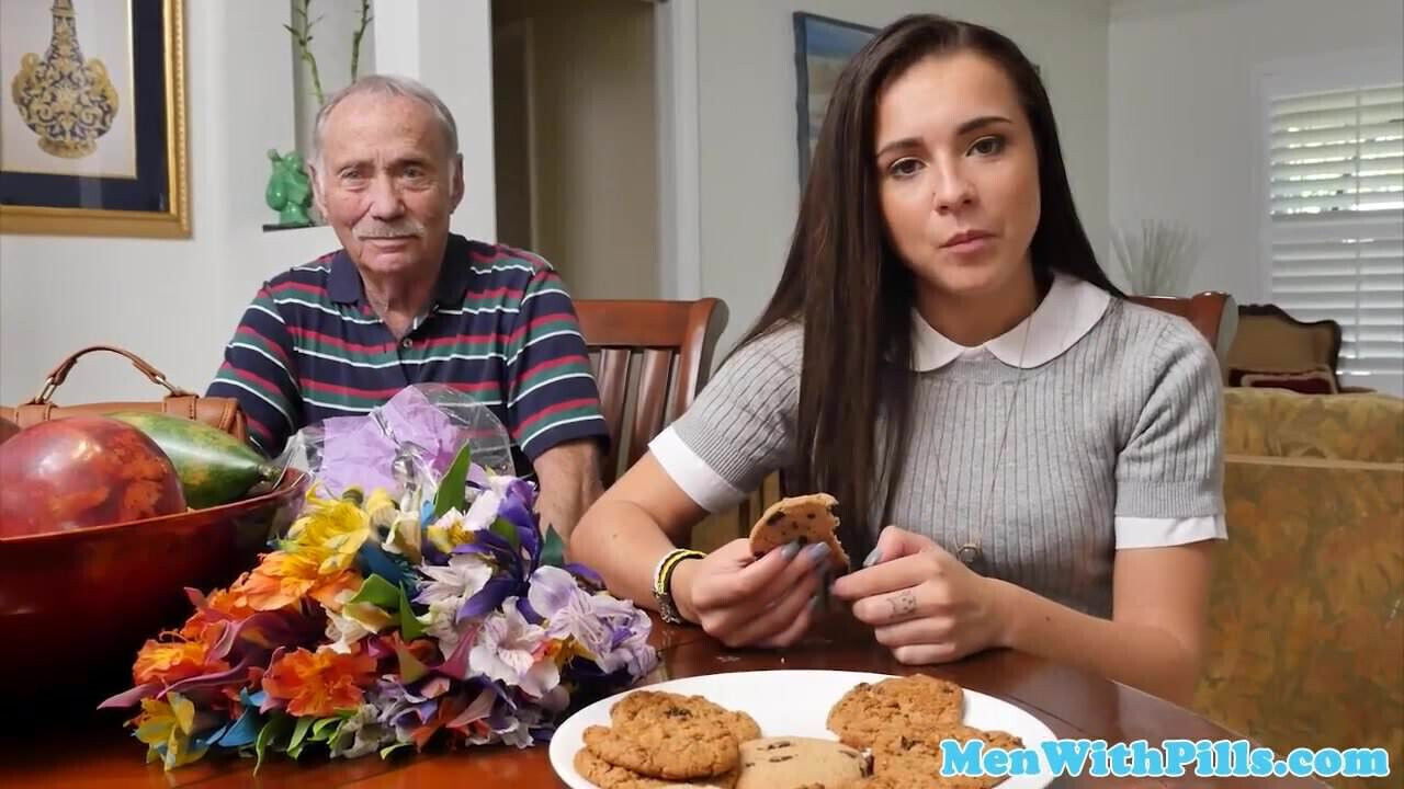 Rimmed teen beauty takes grandpa mouth