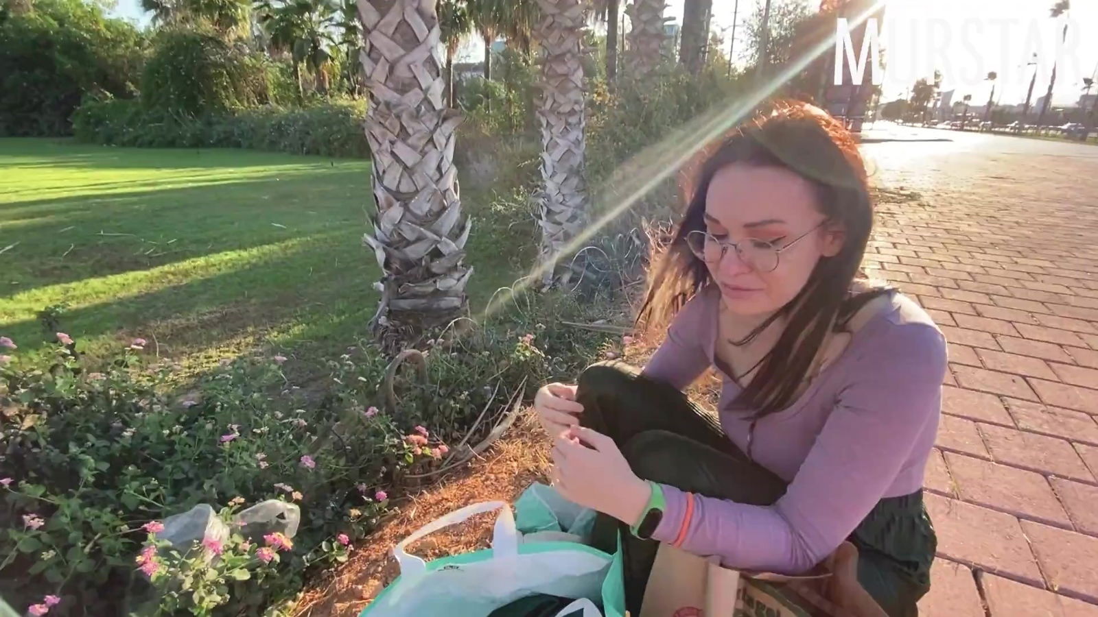 Brunette robbed, decided help