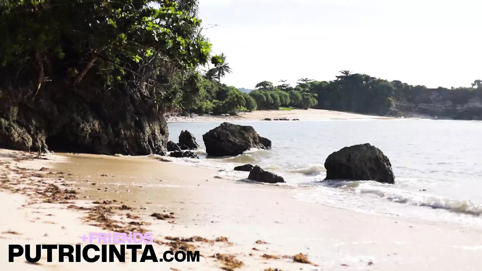 Asian Putri Cinta Playing with Pussy Empty Beach