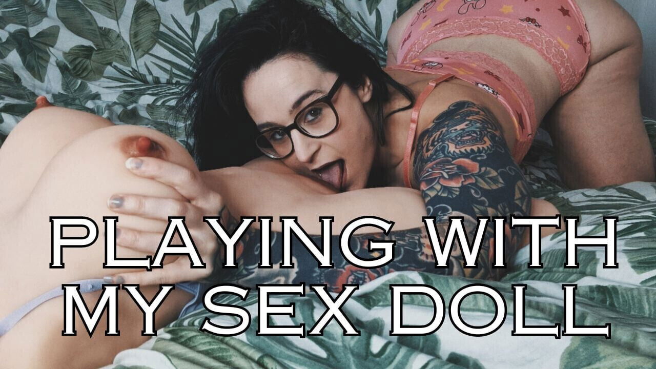 ElizabethHunny Plays with Doll Monica