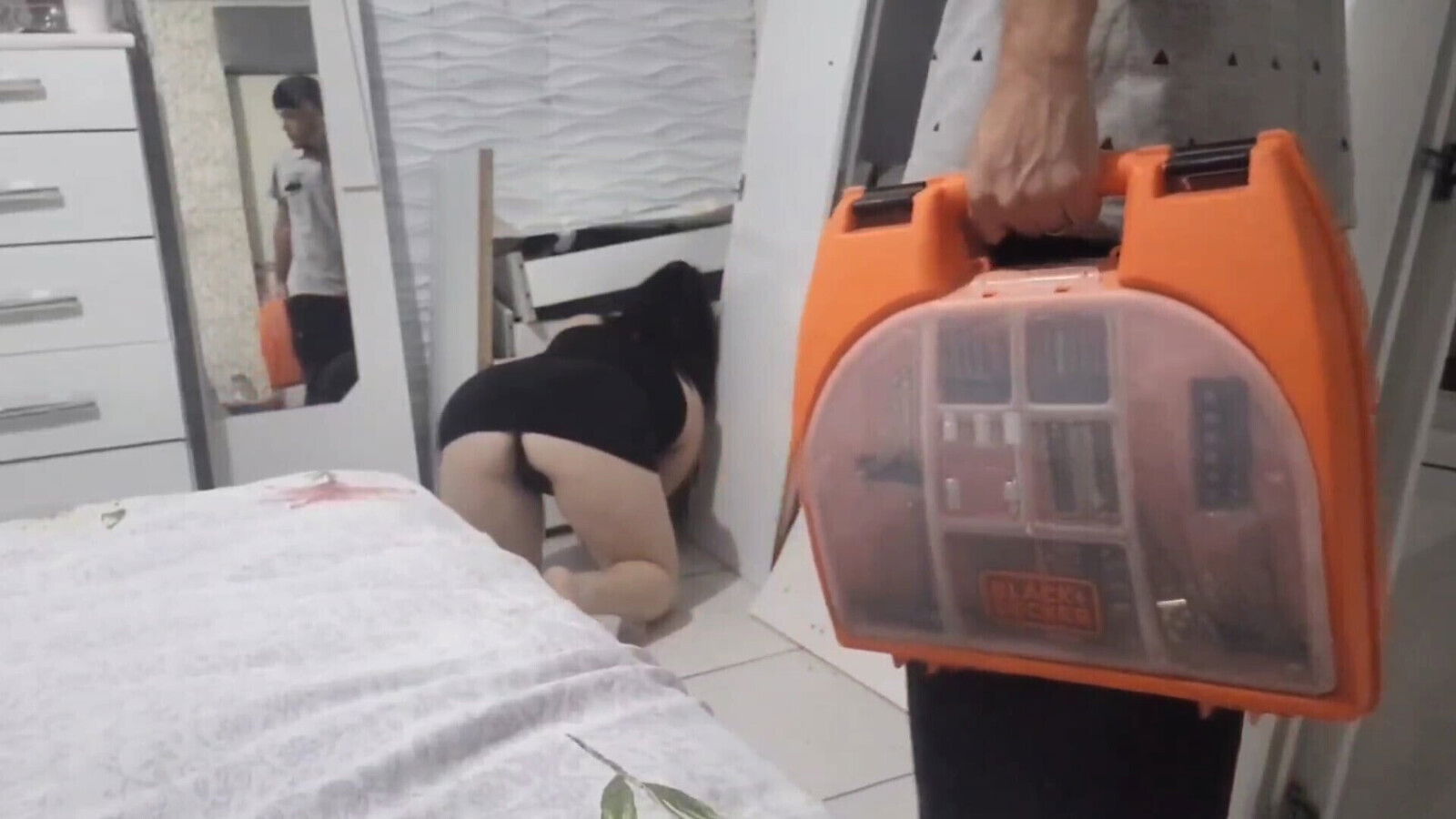 Mujer casada cachonda seduce instalador vestido corto