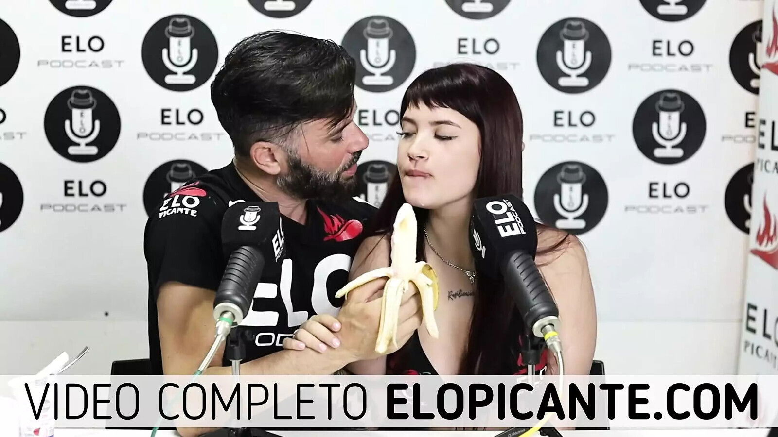 BETTINA EATS CREAMY BANANA SPICY ROOM