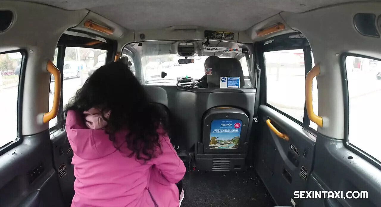 Sexy student pays taxi ride with ride