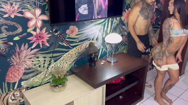 Seduzi patrão enquanto limpava sala dele