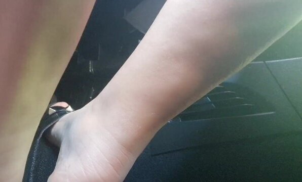 Guidare sexy ciabattine nere nella città bellissimi piedi italiani