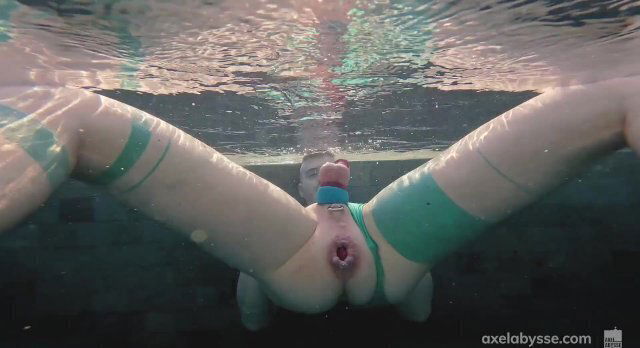 Axel Abysse fists cunt pool