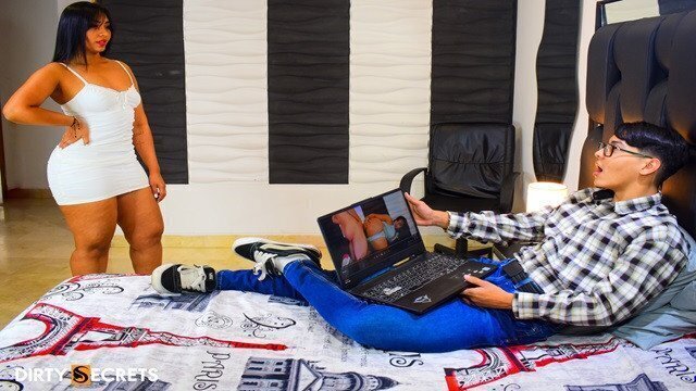 NERD SUEÑA FOLLANDOSE HERMANASTRA.