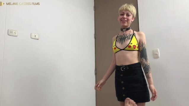 la puta de mi hermanastra llega cachonda de fiesta y quiere que me la folle