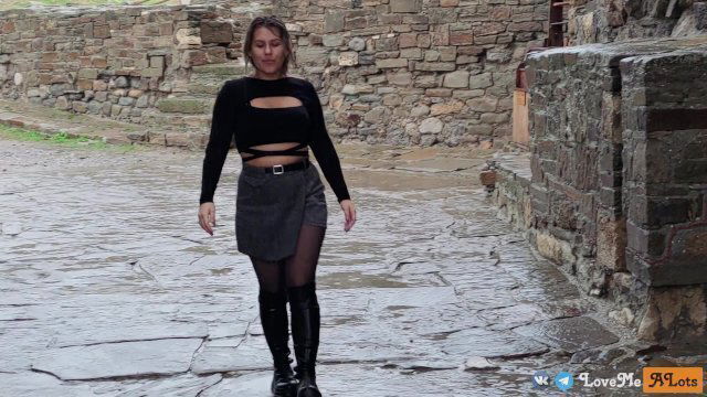 Незнакомка отсосала экскурсии старой крепости.