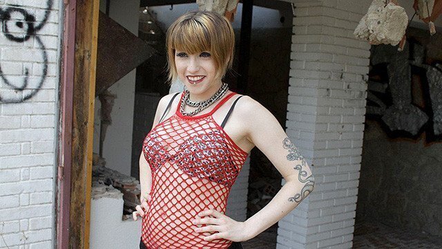 Bluttie blonde gives terry blowjob