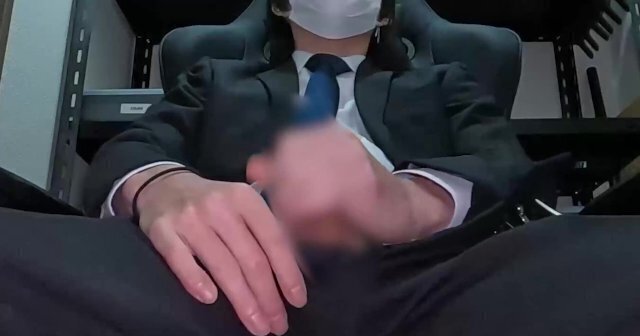 【オナニー】仕事中にちんちんいじってたら興奮してきちゃったからみんなに内緒で一人で抜いちゃいました【えすくん】　男 オナニー