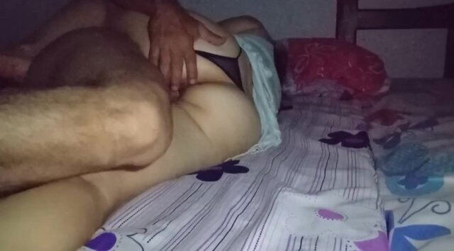 Se convirtió en un creampie inesperado compartir cama con la madrastra culona.