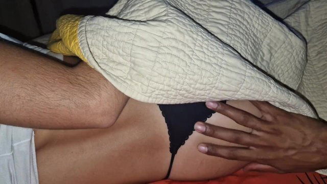 nueva madrastra mete cama deja meter mano debajo sabanas cuando esta