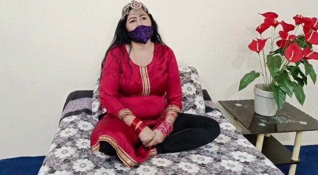 Sexy Pakistani Mature Lady Flashing Boobs