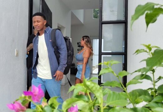 Thomas espera a que salga el esposo de Mara para entrar y follarla a escondidas