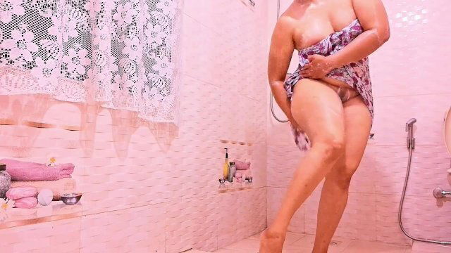මෙන්න සුපිරි රෙද්ද පිටින් දැනේනවා කැරි නිසා, Asian sexy girl with bathroom ,........