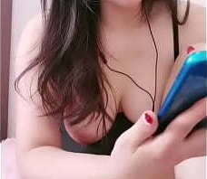 黑丝高跟蝴蝶逼极品大屁股风骚御姐激情大秀，吸着小烟带着墨镜很有大姐风范，道具抽插骚穴呻吟揉奶玩逼特写 国产网约高端外围