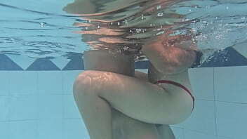 SEXO EN LA PISCINA PUBLICA CON MI NOVIA SEXY DE CO&Ntilde_O ESTRECHO