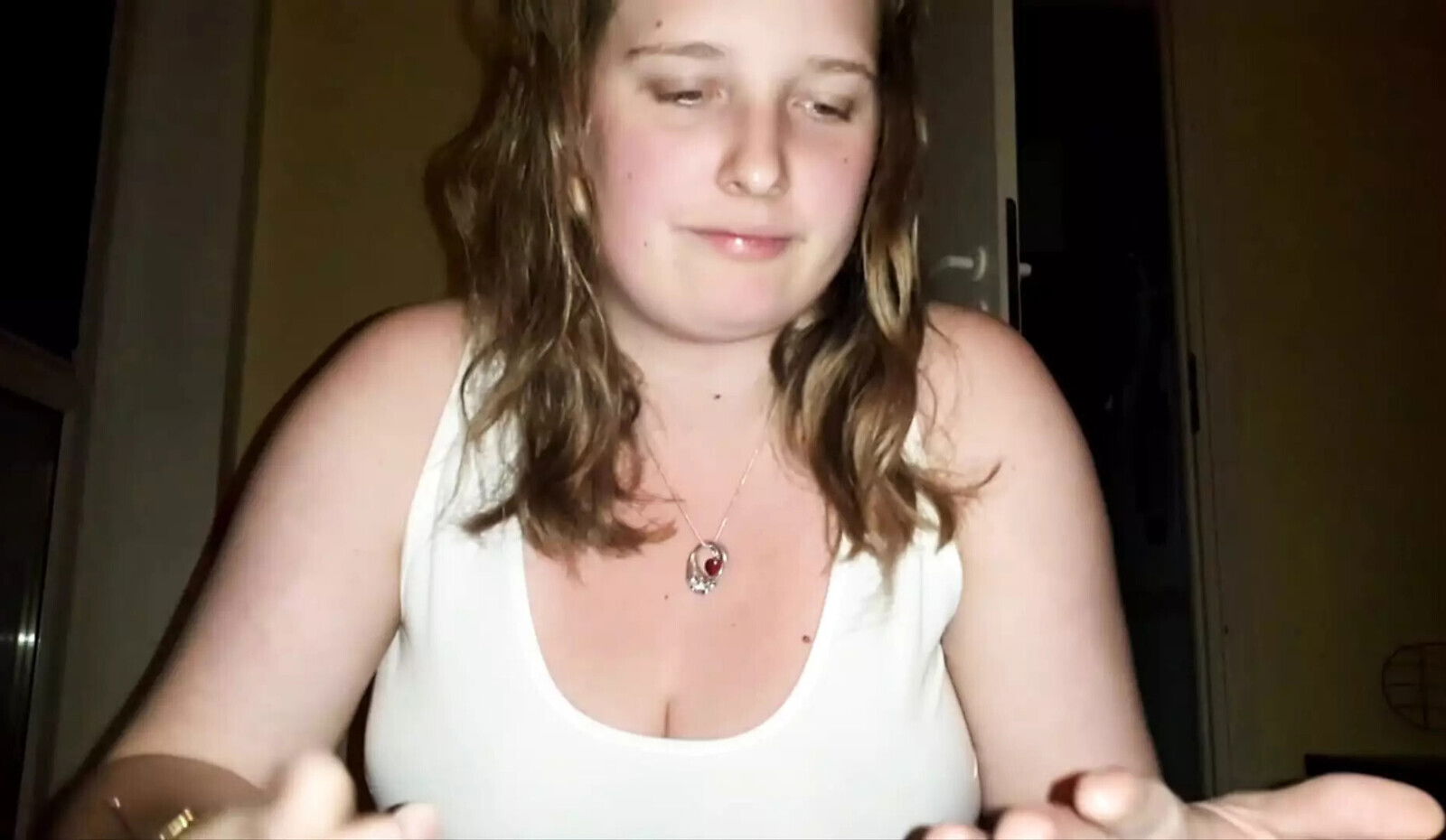 Hand, 250ml, 330ml maybe 500ml beer pussy