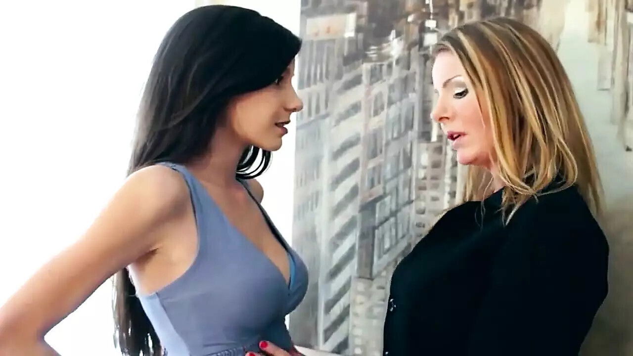 Amber Michaels Teaches Rilee Marks Pussy