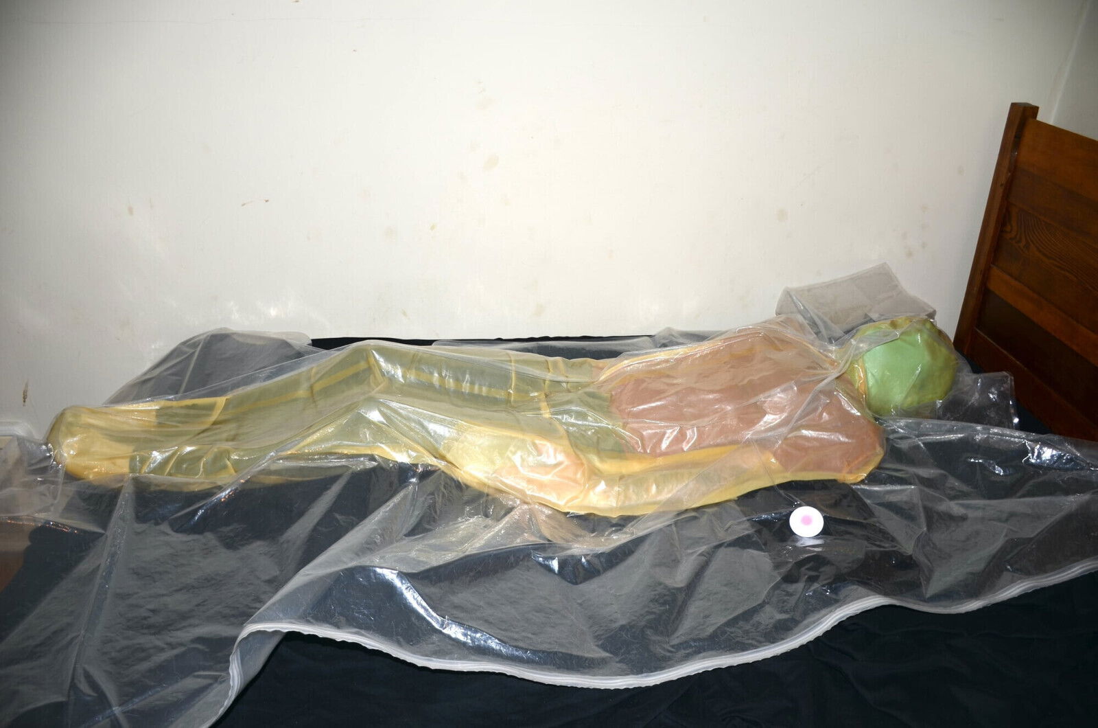 VacPacked latex sleepsack with hard breathplay RubberDogBronco's jade head balloon