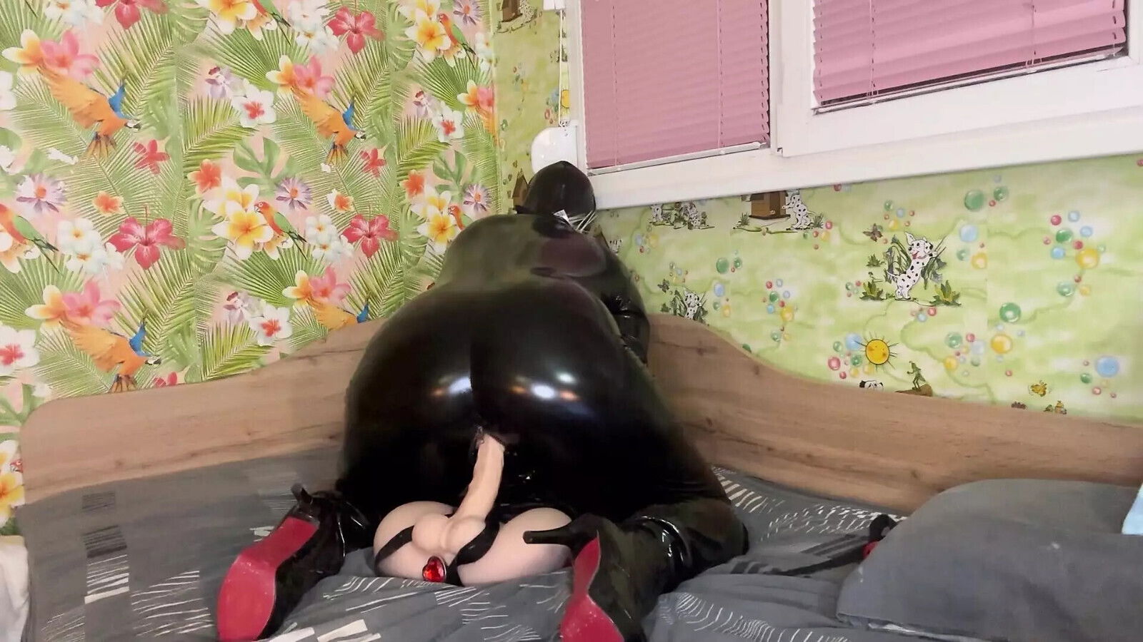 Horny seduces uses young neighboor