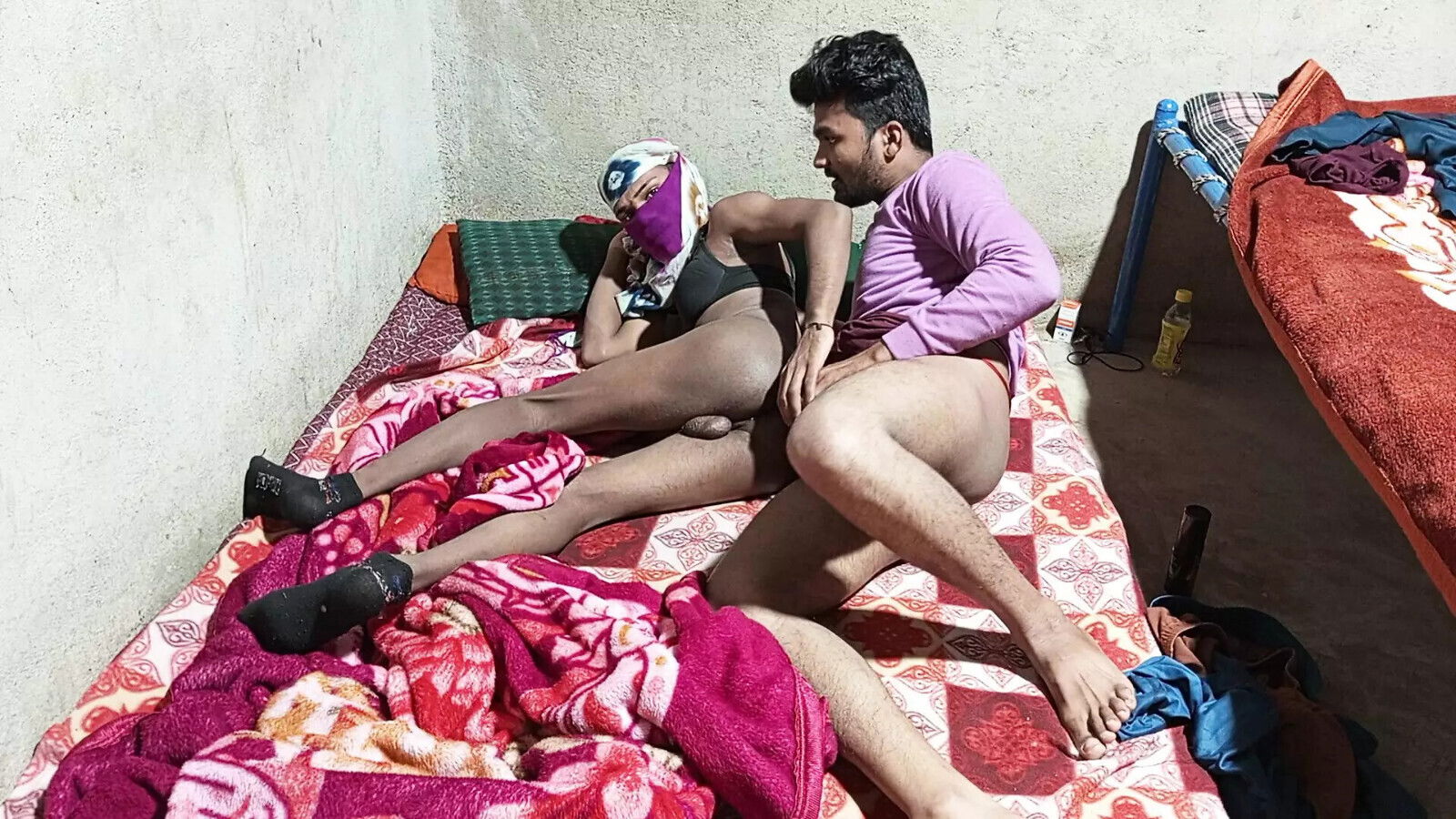 aakeli mere sabhi bahr gaye aapne room thabhi mera chachere mujhe