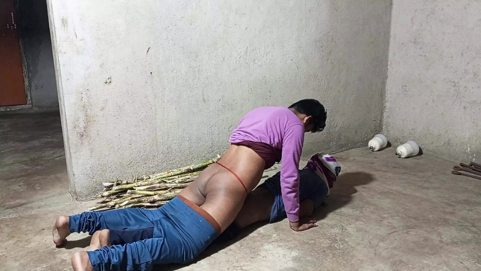 Mera boyfriend mujhse milne mere room mene bulayi.