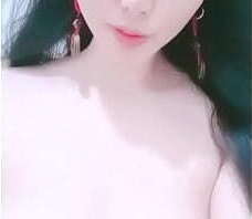 长发飘飘的美少妇，妩媚动人，没想到尺度还不错，第一视角白虎穴掰穴自慰，刺激外阴淫水很多国产网约高端外围