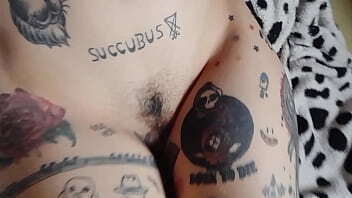 Mulher tatuada se exibindo