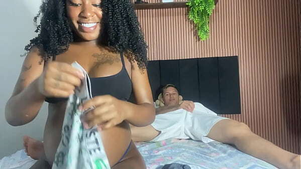 Minha mulher gr&aacute_vida tes&atilde_o, j&aacute_ fico duro s&oacute_ olhar dobrando roupa calcinha suti&atilde_ peitos inchado. (Veja v&iacute_deo completo sheer)