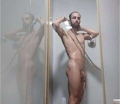 DUCHA caliente mientras muestro cuerpo gran POLLA