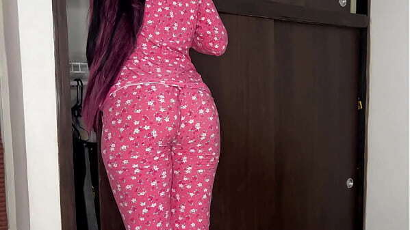 Hijastra Inocente Buscando Closet mientras Padrastro Sostiene Culo Video Amateur Casero