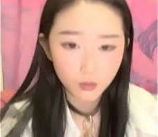 年轻的21岁小美女，全裸好身材，带乳夹和铃铛道具自慰，呻吟不止特写洞口很小玻璃棍抽插白浆很多 国产网约高端外围