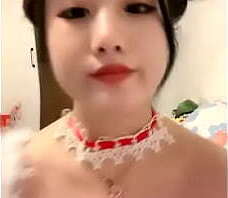 甜美肉嘟嘟美女！玩起来超级骚！无毛骚穴双洞齐插，翘起大肥臀後入爆菊，假屌椅子上骑坐 国产网约高端外围