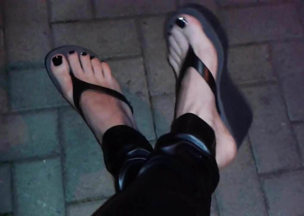 black polish toes