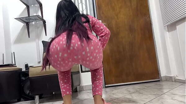 Hermosa Hijastra Hace Twerking mientras Padrastro Masturba viendo Enorme Culo Rebotando