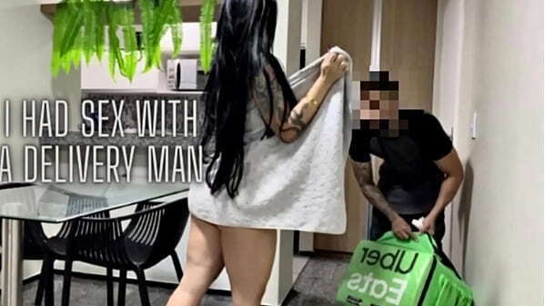 Entregador de delivery se d&aacute_ bem e come morena gostosa no momento da entrega, foi tudo gravado pro corninho ver!